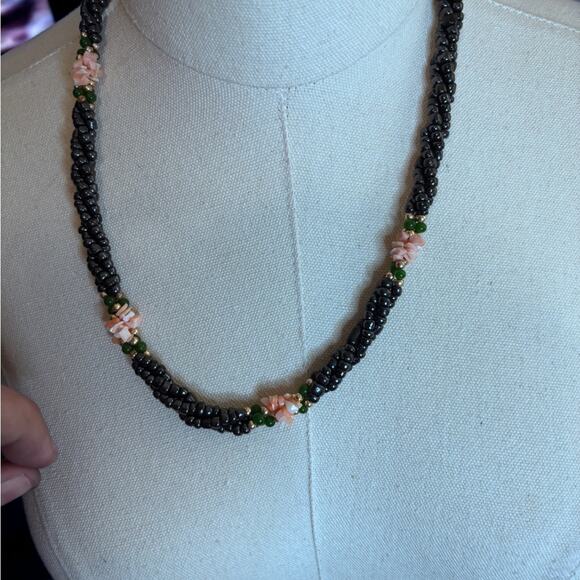 Very pretty black/metallic beads with jade and shell - Picture 4 of 5